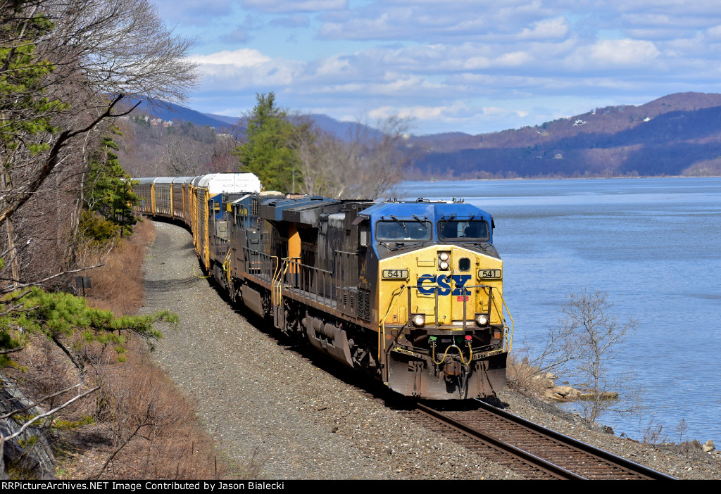 CSX 541 Along Hudson River 